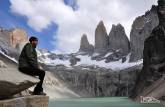 A Ana observa as imponentes torres de granito do Parque Nacional Torres del Paine, no sul do Chile
